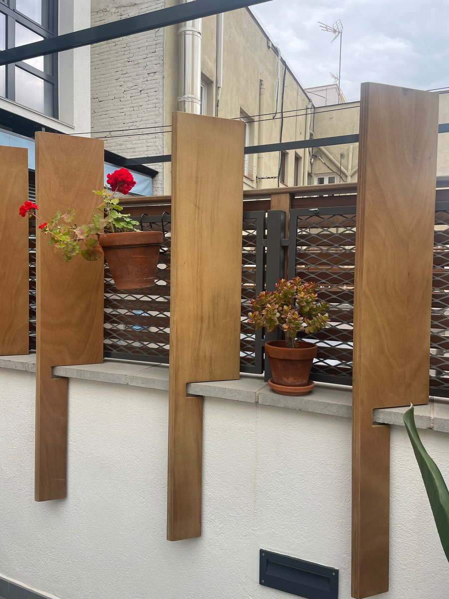 Realizacion del mantenimiento de la valla decorativa de la terraza en Barcelona ciudad. Desmontando los tablones de madera, para pulirlos y volver a aplicar tratamiento. 
fustmar.com
#fustmar @vallademadera #trabajosbienhechos #terrazaenbarcelona