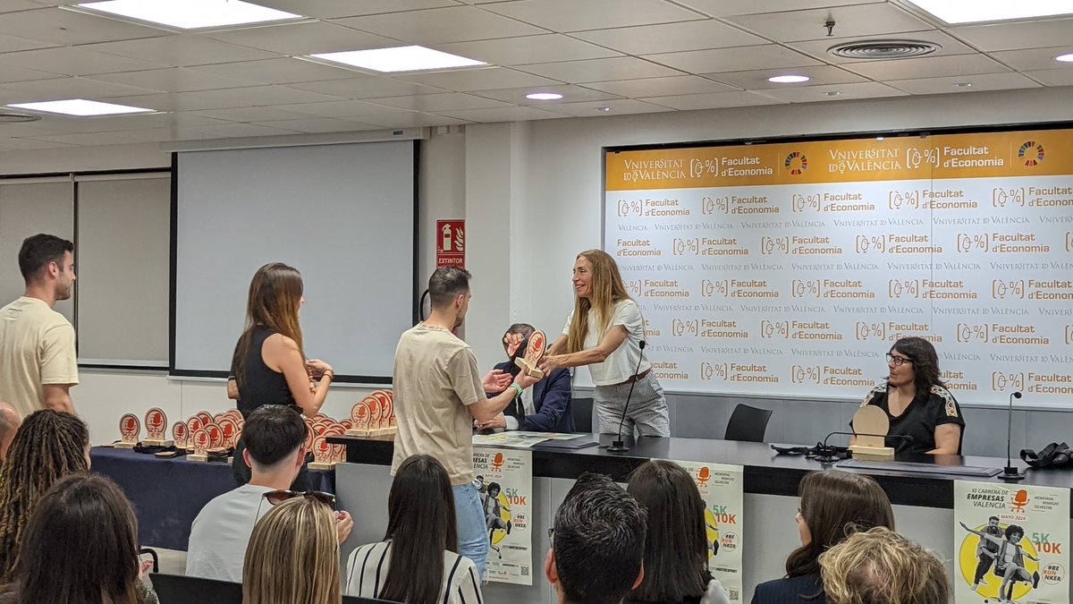 What a moment! Last week, Team DARWIN stood proudly on the podium at the @carreraempresas, where we were honored to receive the silver trophy for our outstanding performance. 💫

#ValenciaBusinessRace #Runnker #TeamDarwin #SilverTrophy #TeamSpirit #CelebratingSuccess