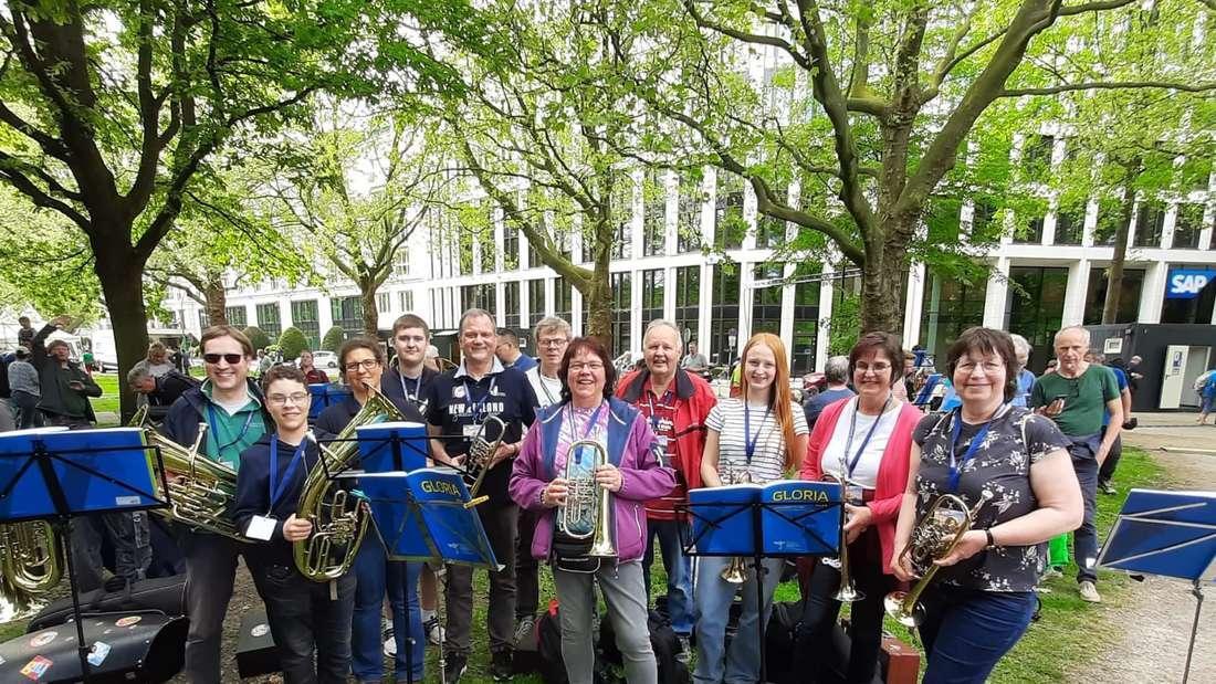 Der Vasbecker Posaunenchor nahm mit elf Aktiven am 3. Deutschen evangelischen Posaunentag in Hamburg teil. Das Plattdeutsche Motto lautete „mittenmang“ – also „mittendrin“. wlz-online.de/waldeck/diemel…