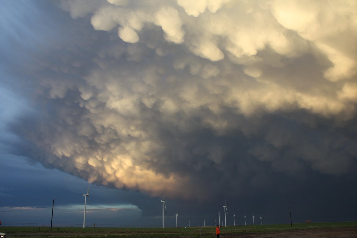 7 years ago today I was chasing in the Texas Panhandle and saw some nice mammatus lit up by the evening sun.  Looking forward to getting back out there in around 4 weeks' time 🌪️⚡️