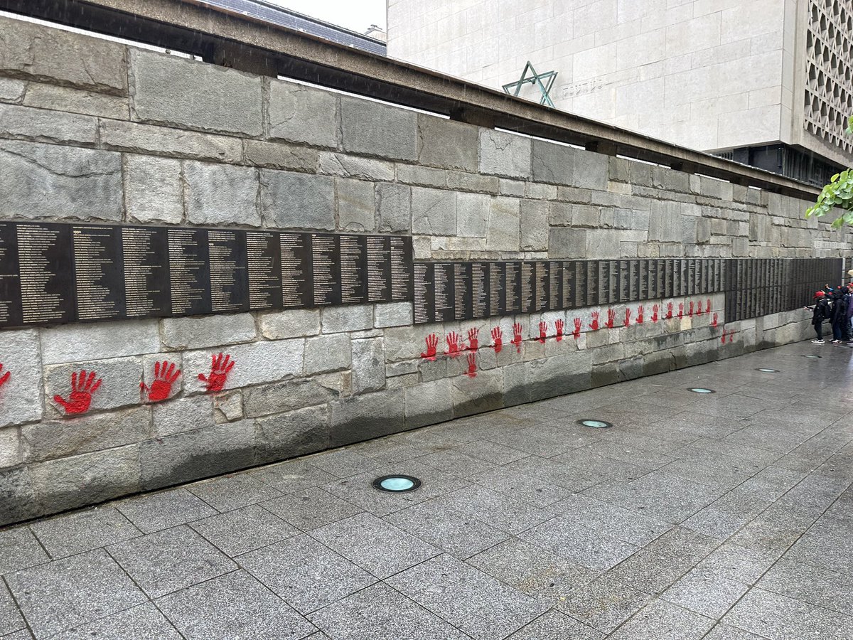 Aujourd’hui le mur des justes du @Shoah_Memorial a été dégradé. Pas d’excuse ou justification possible. Ces mains rouges sur les murs du Mémorial, c’est provoquer le malaise chez les juifs, relancer une polémique mortifère et surtout faire l’apologie de massacres de juifs.