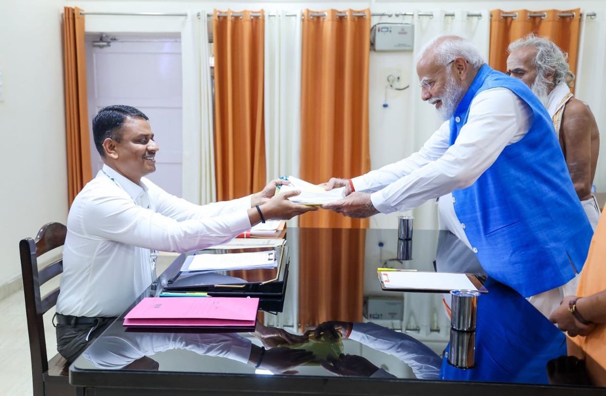 काशी के लाल, राष्ट्र के प्रधानसेवक, विश्व के सबसे लोकप्रिय नेता आदरणीय @narendramodi जी को भारत की सांस्कृतिक राजधानी काशी से तीसरी बार नामांकन दाखिल करने पर हार्दिक शुभकामनाएं। बीते 10 वर्षों में बाबा की नगरी एवं मां गंगा को प्रधानमंत्री जी ने पुरुषार्थ और दृढ़ इच्छाशक्ति के बल…