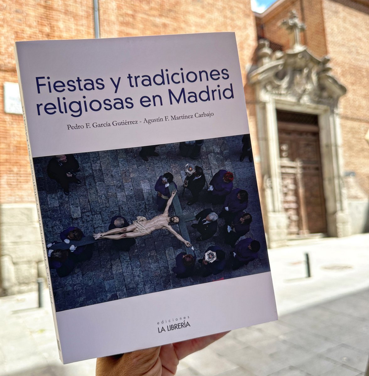 ¿Sabías que los primeros festejos en #Madrid por San Isidro se remontan a 1611? Cuando San Isidro fue canonizado por el papa Gregorio XV, convirtiéndose en patrón de la Villa y Corte, desplazando de este puesto al apóstol Santiago. Te contamos más, aquí: edicioneslalibreria.com/tienda/fiestas…