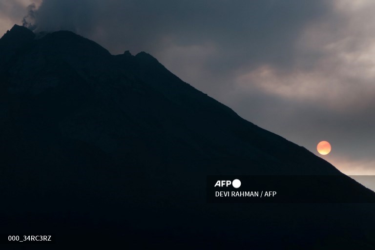 #Indonesia - The sun rises on the slopes of smoking Mount Merapi in Srumbung, Central Java.
📸 Devi RAHMAN #AFP