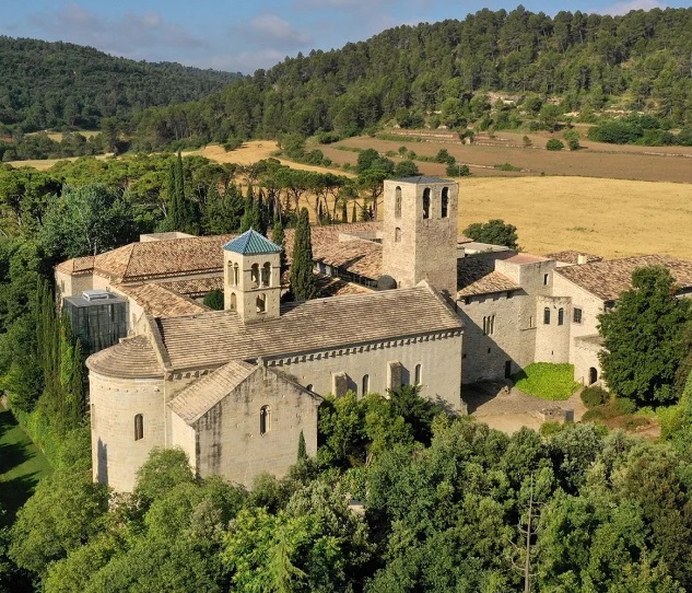 ¿Sabías que en 1907, Elisa Carbó i Ferrer, la madre de Ramón Casas, compró en estado ruinoso el monasterio de Sant Benet de Bages, cerca de Manresa?

Fundado en 960 por los nobles Sal·la y Ricardis, fue consagrado en 972 con una primera iglesia prerrománica que en el siglo XII