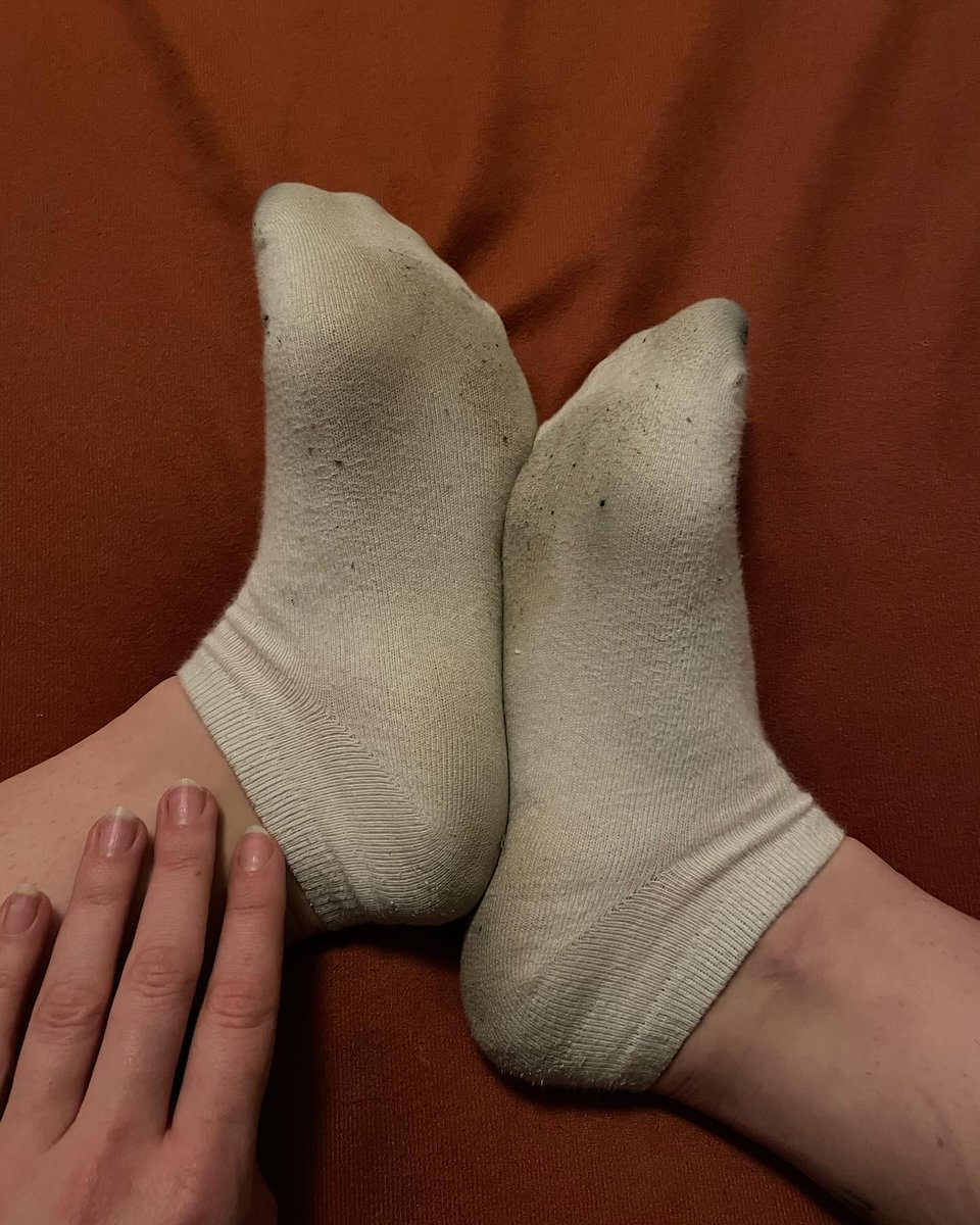 Wer möchte meine Füße und Socken lecken, die ich seit 2 Wochen getragen habe?🧦💦