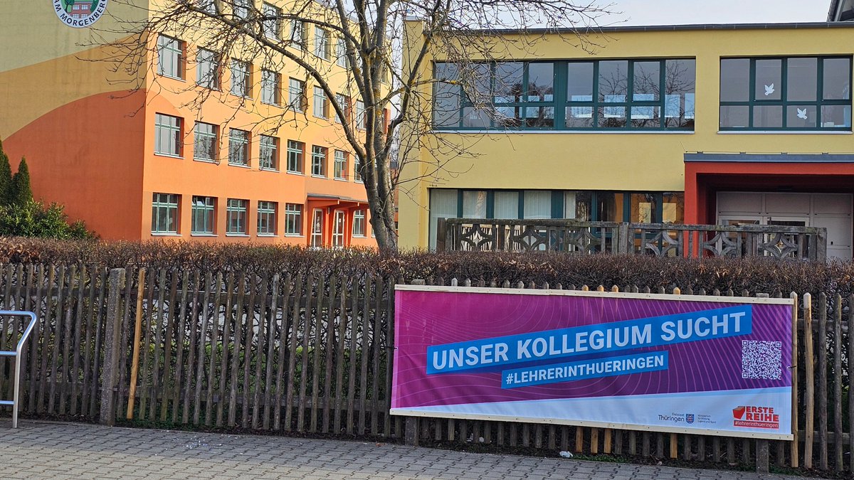 Wir suchen #Lehrer*innen für die Schulen in ganz #Thüringen. Auch die Schulen werben aktiv vor Ort am Schulzaun um neue Kolleginnen & Kollegen.
An ihrer Schule gibt’s Stellen aber noch kein Zaunbanner?
👉Bestellen: erste-reihe-thueringen.de/mitmachen
#twlz #GuteBildungTH #lehrerinthueringen