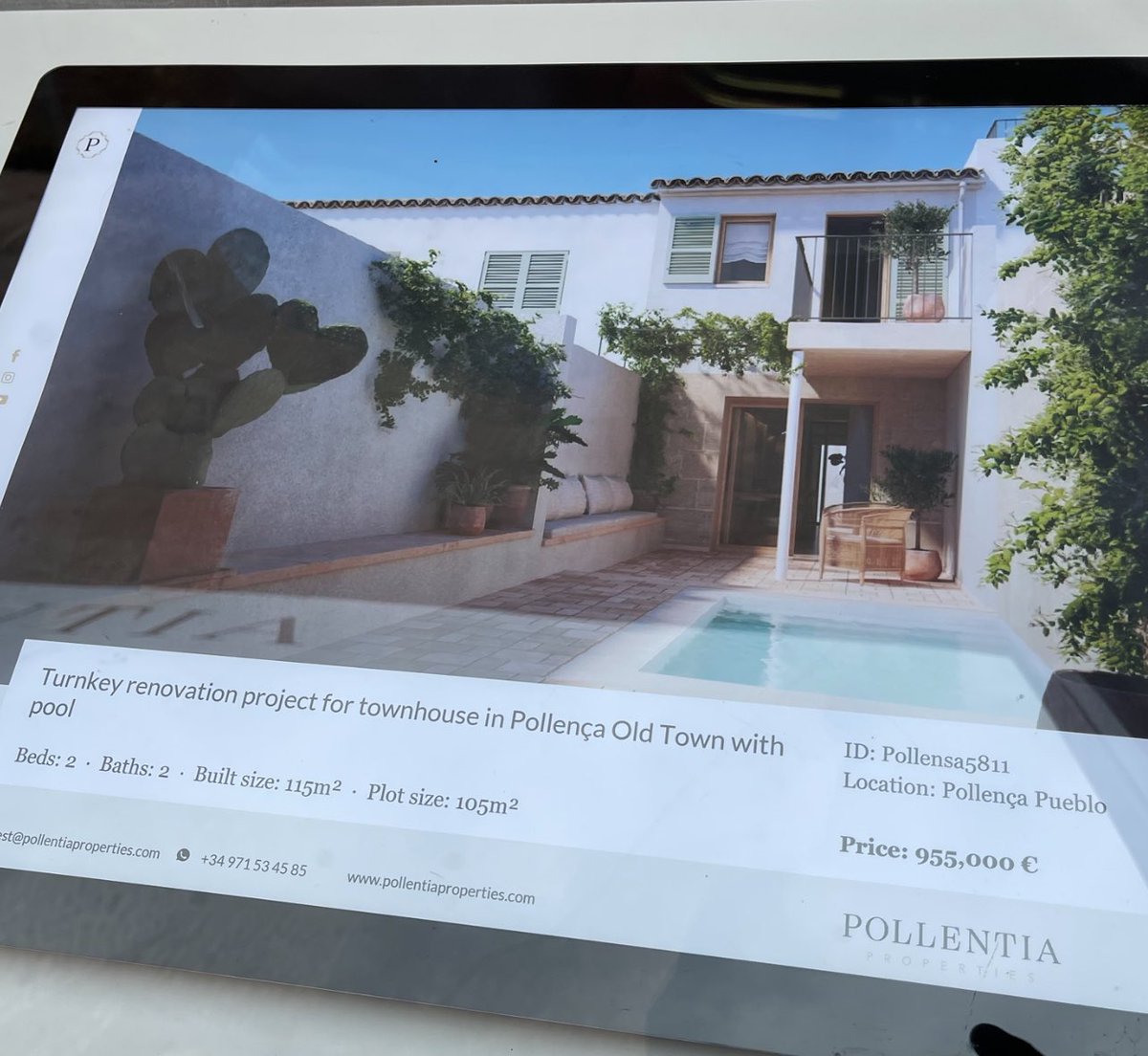 Pollença. Vist avui matí a una immobiliària local. Casa de poble de 115 metres quadrats. Preu: 955.000 euros. Surt a més de 8.000 euros el metre quadrat. 

L’anunci està publicat només en anglès. Lògic. Cap mallorquí es pot plantejar comprar-se un habitatge a Mallorca amb aquests