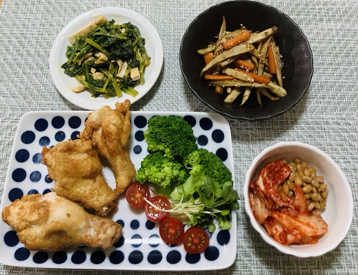 #晩ごはん スパイシーフライドチキン🍗　サラダ添え🥗 きんぴら 残り大根葉煮 キムチ納豆 チキンはチリペッパー、レモン、生姜等に漬けました🥰 辛いながらも爽やかなお味です💓 当分🥦が買えないので、代用食材探さなきゃ😭 今日も高かった😞 #おうちごはん #料理好きな人と繋がりたい