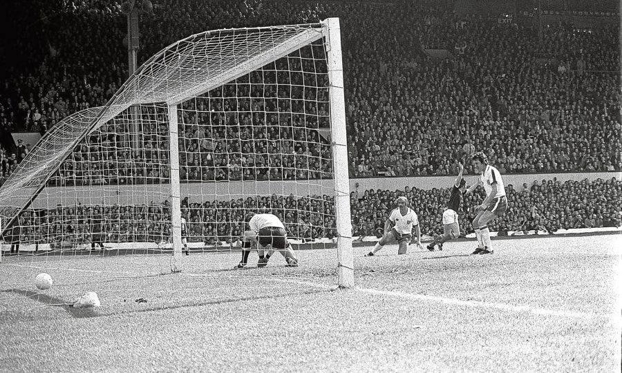 Happy Ray Clemence Nutmeg Day. On this day in 1976, Scotland beat England 2-1 with Kenny Dalglish securing the win with this wonderful goal.