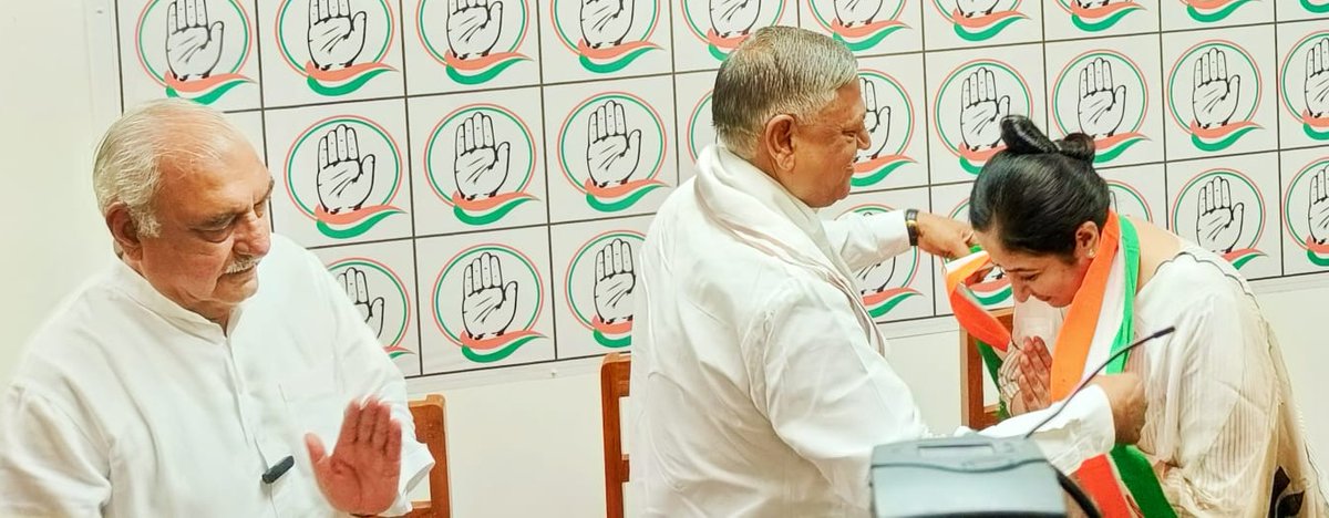 #PollsWithAkashvani || Former BJP MLA from Panipat City, Rohita Rewri joins Indian National Congress. She joins #Congress party at Rohtak in the presence of former CM Bhupendra Singh Hooda and #Haryana Congress president Udai Bhan. #LokSabhaElections2024 |…