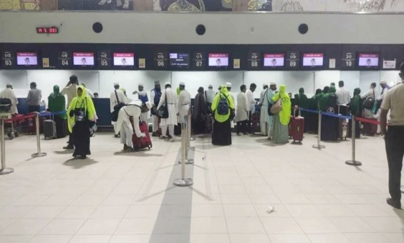 চট্টগ্রাম থেকে ৩৯৮ যাত্রী নিয়ে ছেড়ে গেল প্রথম হজ ফ্লাইট