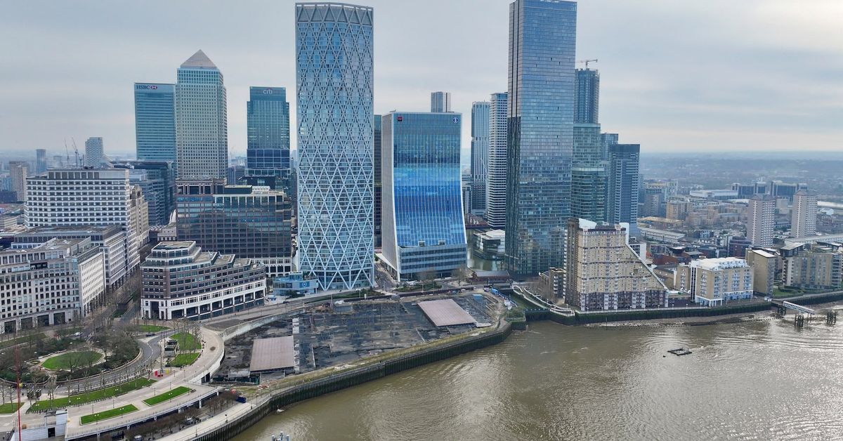 Big-name funds pile into real estate debt as banks retreat reut.rs/3Uy1WkE