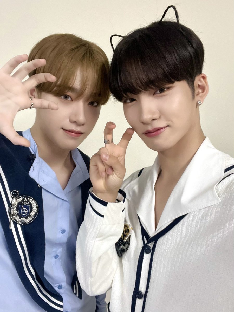 [#제프]

동현이형 생일 축하합니다요~~~ 
데뷔 전부터 지금까지 정말 많은 일들이 있었고 그걸 형과 함께해서 차근차근 여기까지 올 수 있었던 거 같은데 누구보다 단단한 모습 보여주는 형이라 고맙기도 하지만 때론 마음이 아플 때도 있다요! 항상 고맙고 누구보다 행복한 하루 보내길 바라며 
내가