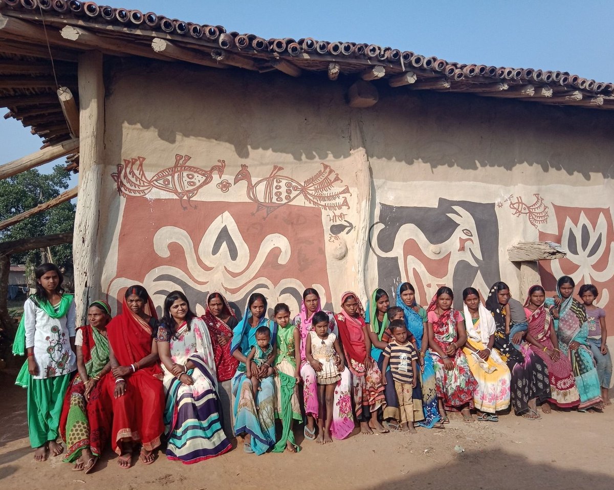 Women mural painters of Hazaribagh, Indian Tribal village, a sacred matriarchal tradition.Young girls learn the art from their mothers and aunts. Stylistically, the artists paint animals and birds, plants and aquatic life, known as Khovar (cave) ritual paintings #WomensArt