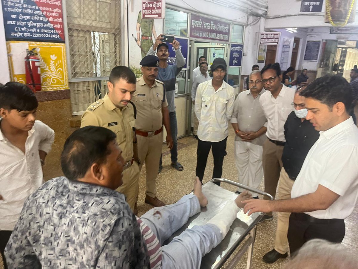 कलेक्टर श्री दिलीप कुमार यादव एवं पुलिस अधीक्षक श्री अनुराग सुजानिया ने जिला अस्पताल मंदसौर पहुंचकर बस दुर्घटना में घायल चुनावी कर्मचारियों के हाल-चाल पूछे तथा सिविल सर्जन एवं सीएमएचओ को निर्देश दिए की सभी कर्मचारियों का बेहतर तरीके से इलाज किया जाए।