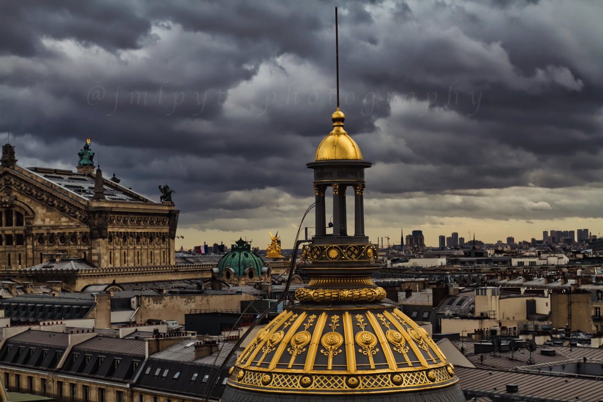 Paris 
Les toits parisiens par temps d’orage 
Canon EOS 5D Mark IV 
#paris #paris2024 #visitparis #ExploreFrance #francemagique #canon #canonphotography  #jmlpyt #photography