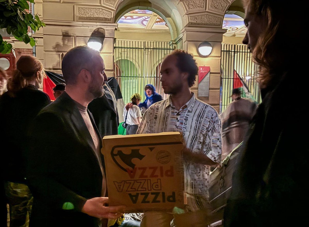 SP Groningen steunt studenten die zich uitspreken tegen de oorlog in Gaza. Partijleider Jimmy Dijk deelde gisteravond pizza’s bij hun solidariteitsactie.

Wij veroordelen krachtig het geweld in de regio en roepen op tot vreedzaam protest en solidariteit met slachtoffers.