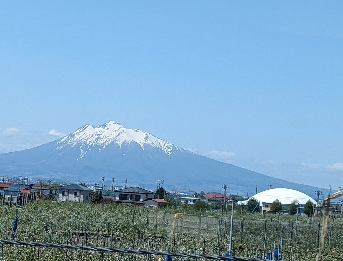 岩木山がトレンド入りしてたので、ＧＷに撮った岩木山 子供たちもギザギザお山の岩木山が大好きです。 私の住んでるとこ平地だからお山は天気の良い日しか見えないからねぇ #岩木山