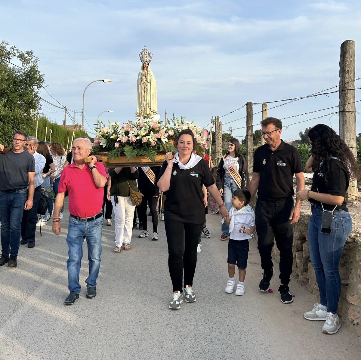 Romería de la Virgen de Fátima y San Isidro con salidas desde la #Parroquia #ErmitaCampo A su llegada la misa de campaña y la ofrenda floral. Ha contado con la participación de las Reinas #CampoGuardamar y de la banda de tambores #VirgenDolores #ComisiónFiestas @Guardamar_Ayto