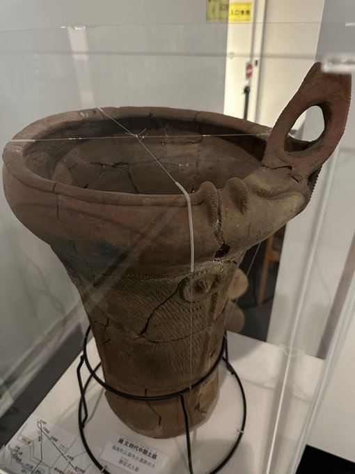 昭島市郷土資料室の勝坂式土器
全高67センチとかなりデカい
このツメ的なのなんなんだろう…… 