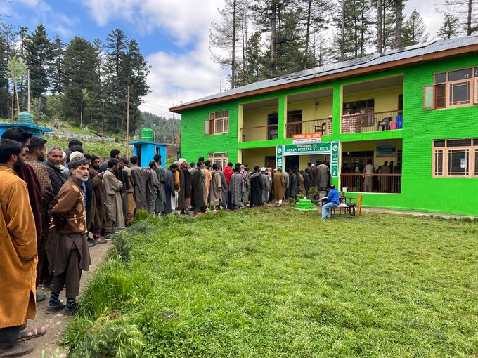 In Shopian, long queues of enthusiastic voters witness! A green polling booth is also set up, showcasing eco-friendly elections. #Election2024 #BadaltaKashmir #ShiningJammuAndKashmir #Tourism #NayaKashmir #AwamKiFauj
