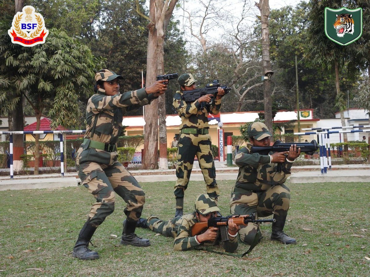 #PicOfTheDay 🇮🇳

तू अपना लक्ष्य छोड़ ना देना,
राह तू अपनी मोड़ ना लेना।
रख हौसला खुद से तू,
विश्वास अपना तोड़ ना देना।

उस पथ पे तू चलता चल,
हों कांटे कितने भी।
उस नभ की ओर बढ़ता चल,
हो सांसें कितनी भी II

सीमा सुरक्षा बल - सर्वदा सतर्क

#सीमासुरक्षाबल 
#प्रथमरक्षापंक्ति
#जयहिंद