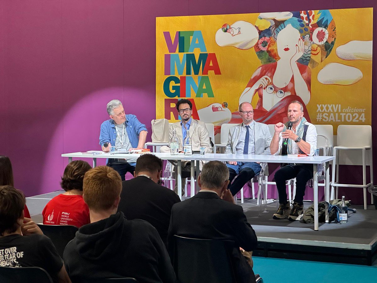 _Nico_Piro_'s tweet photo. Bellissime giornate al #SalTo24 con
#SeVuoiLaPaceConosciLaGuerra
Grazie a tutti i lettori che ho incontrato e a chi c’era al dibattito sulla guerra spiegata ai ragazzi
Padiglioni pieni di persone unite dalla curiosità per i libri e l’amore per la lettura. Bello!
Ph @mlbariona https://t.co/Ud2OSNepqM