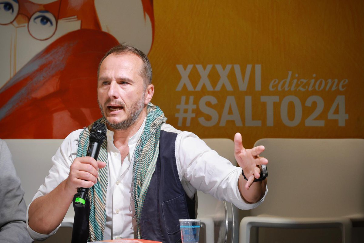 _Nico_Piro_'s tweet photo. Bellissime giornate al #SalTo24 con
#SeVuoiLaPaceConosciLaGuerra
Grazie a tutti i lettori che ho incontrato e a chi c’era al dibattito sulla guerra spiegata ai ragazzi
Padiglioni pieni di persone unite dalla curiosità per i libri e l’amore per la lettura. Bello!
Ph @mlbariona https://t.co/Ud2OSNepqM
