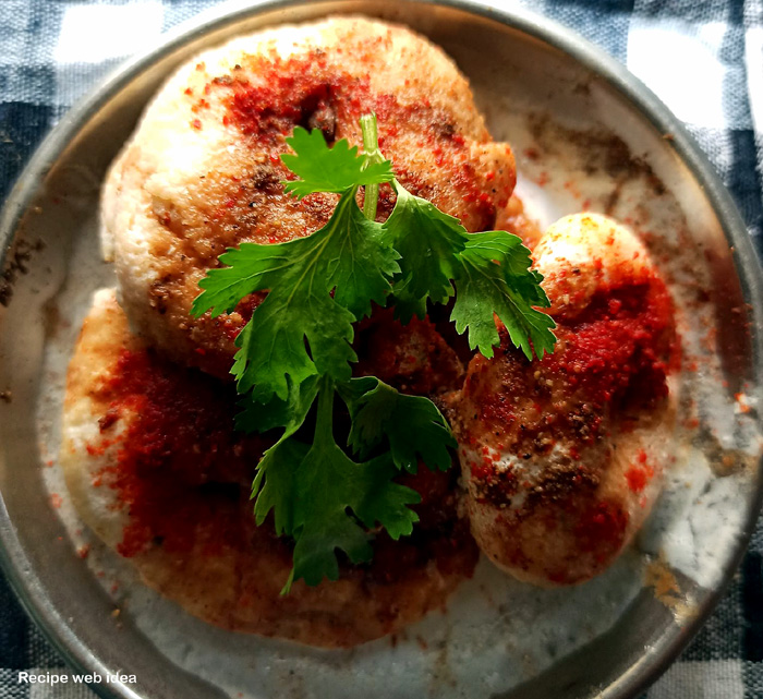 Spicy and sweet Vada soaked in whipped curd, popularly known as Dahi Vada recipe (Dahi Bhalla), is a popular snack for a delicious snack. Washed urad dal is used to make vada, ...read..recipewebidea.com/how-to-make-da… #Dahivada #recipewebidea #breakfast #summer #DahiBhalla #snack