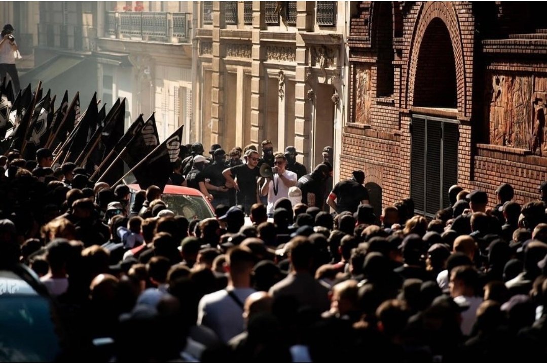 ET SI LES FASCISTES ÉTAIENT SYMPAS ? La voilà donc l'horrible jeunesse dont tout le monde parle. Sur les photos de laquelle Libé appose un filtre sombre, pour faire froid dans le dos. Dont tout le monde se sent obligé de dire le plus grand mal, des antifas à Tugdual Denis. En…