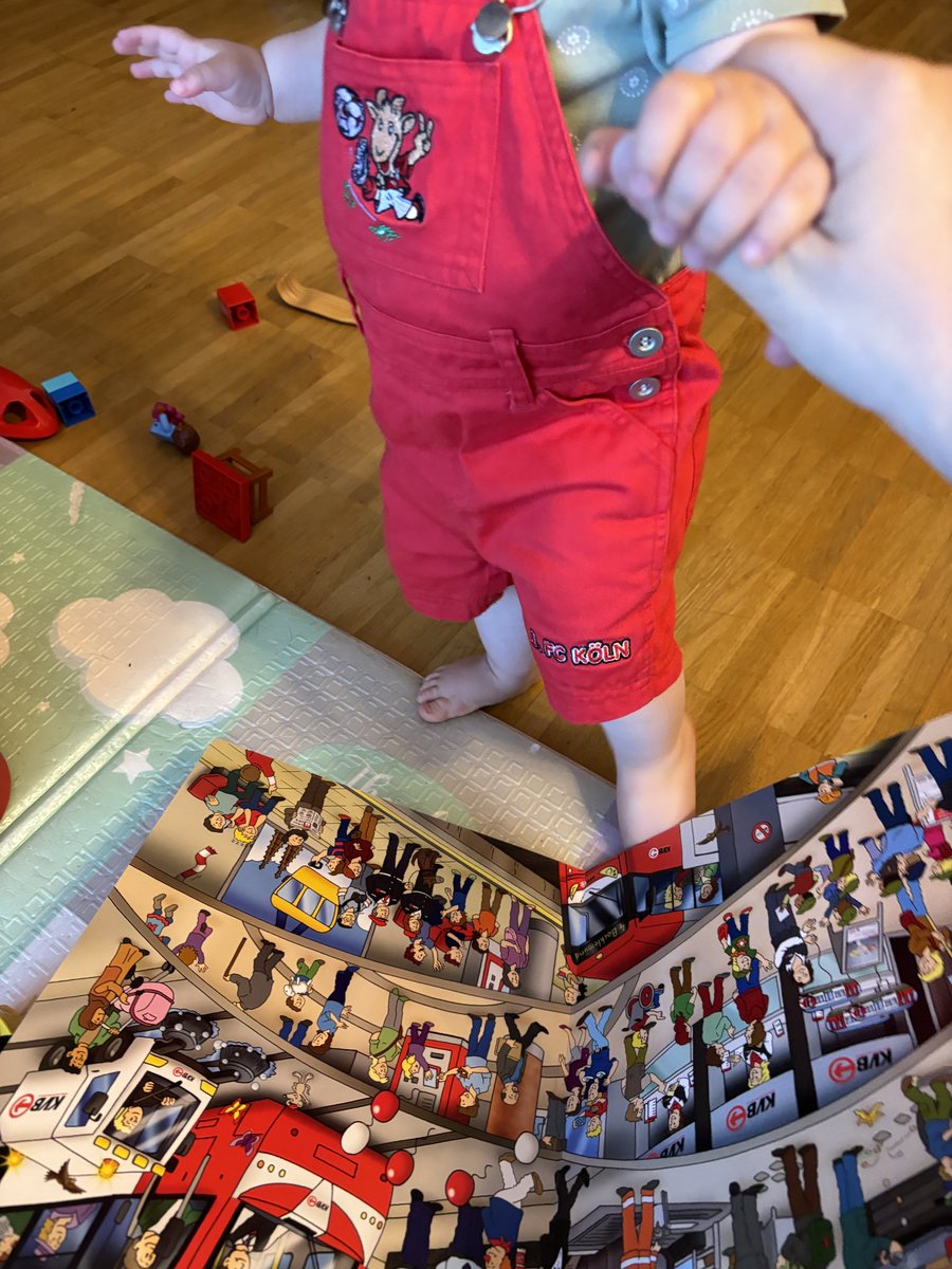 Wie Kölsch willst du sein? 
Das kleine Hai Mädchen so: JA!
KVB Wimmelbuch angucken und ne FC Latzhose tragen.