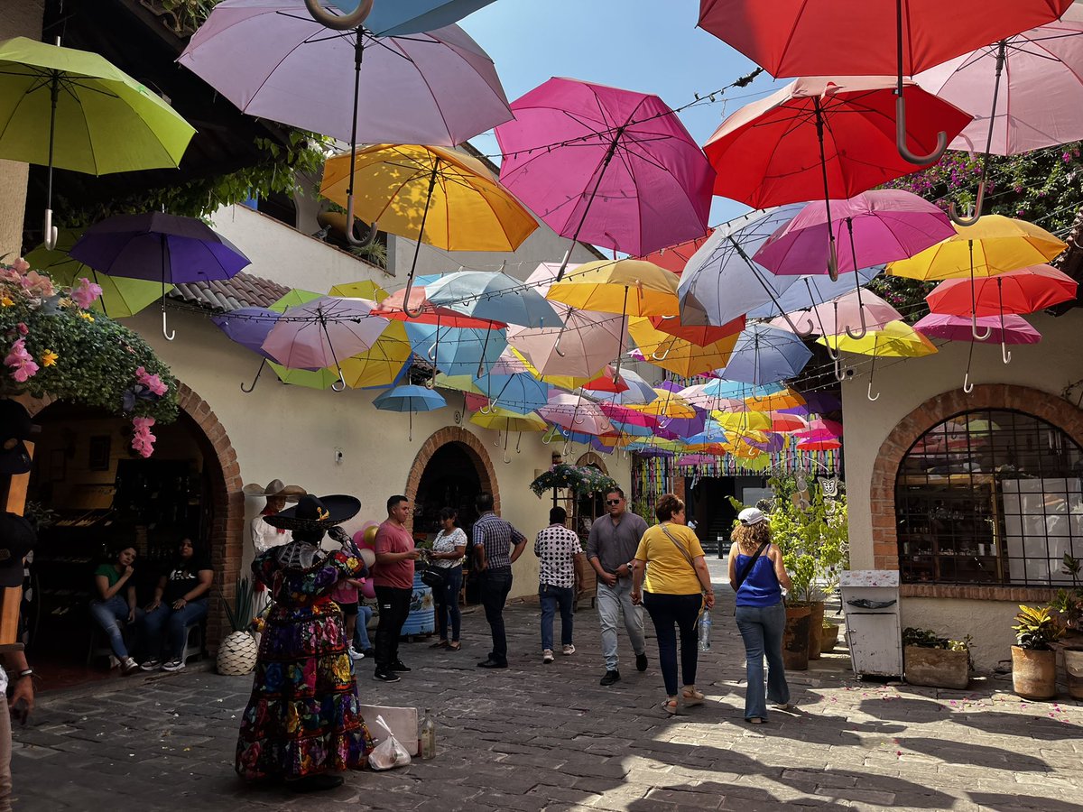 #TlaquepaqueMexico! What an amazing art community. I’ve always loved Tlaquepaque Village in Sedona, Arizona - which was inspired by the real place in Mexico - and after visiting the real #GuadalajaraMX-area town, I completely understand that inspiration.