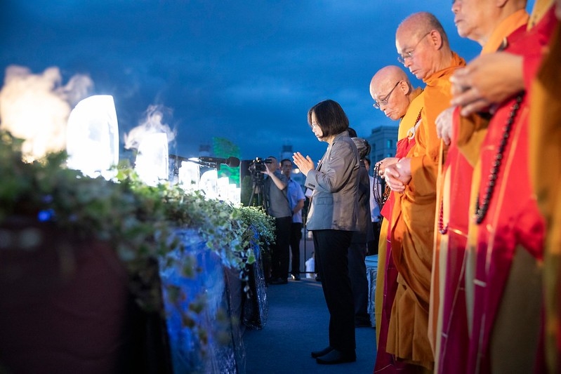 .@iingwen (front) prays🙏 for blessings during an event celebrating #BuddhaDay, #MothersDay and #TzuChi Day May 12 in Taipei City. (📸Presidential Office)