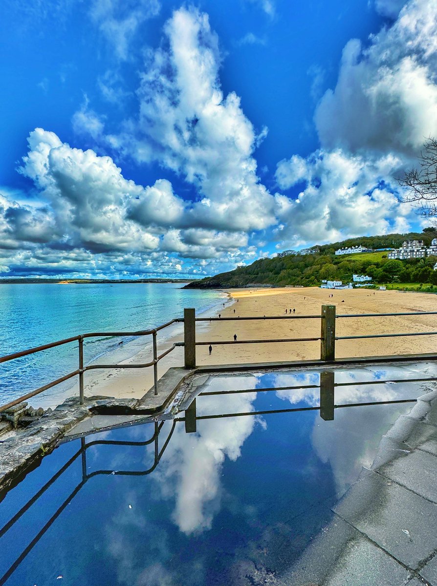 Porthminster blues.
#cornwall #kernow #lovecornwall #uk #explorecornwall #cornishcoast #sea #ocean #visitcornwall #amazingcornwall #stives #boat #swcoastpath  #seaside #stivescornwall #walking #waves #cloud #beach #cloudporn #spring #porthminster  #reflection @beauty_cornwall