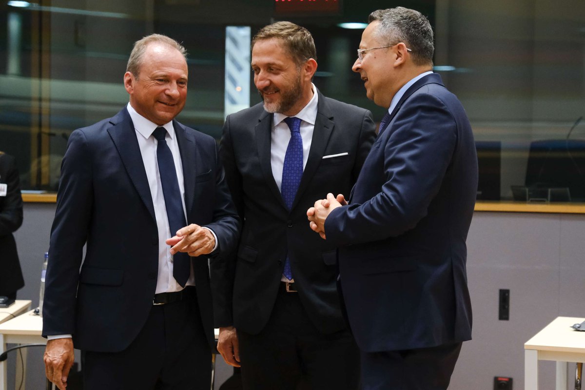 The #Eurogroup met yesterday in #Brussels to discuss : 🔸 the latest macroeconomic developments and outlook 📊 🔸 reports on recent developments in the Banking Union 🔸 euro area competitiveness 🇪🇺 🔸 the capital markets union 📸 EU Council @RothGilles @gouv_lu @RPUE_LU