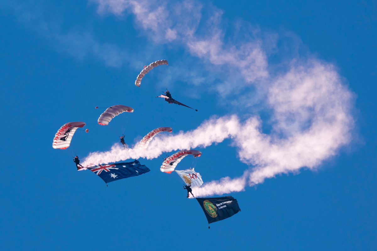 Today #YourADF’s Parachute School marked its 50th year in #AusArmy 👏 

To celebrate the team conduced a free-fall descent over Lake Burley Griffin in Canberra.