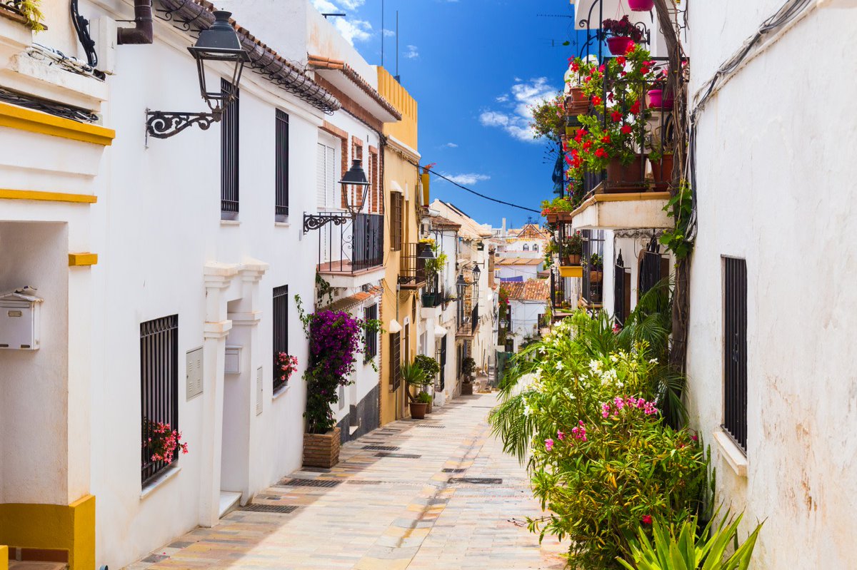 太陽が降り注ぐ #アンダルシア のラグジュアリーリゾート「#マルベージャ」✨

花咲く白い家並みの旧市街を散策するとウキウキしちゃう🥰

マラガ市内からは、電車で1時間ほどで到着❣#スペイン でのリトリートを楽しんで🎶

👉bit.ly/3XSD6LO

#VisitSpain #SpainCoast