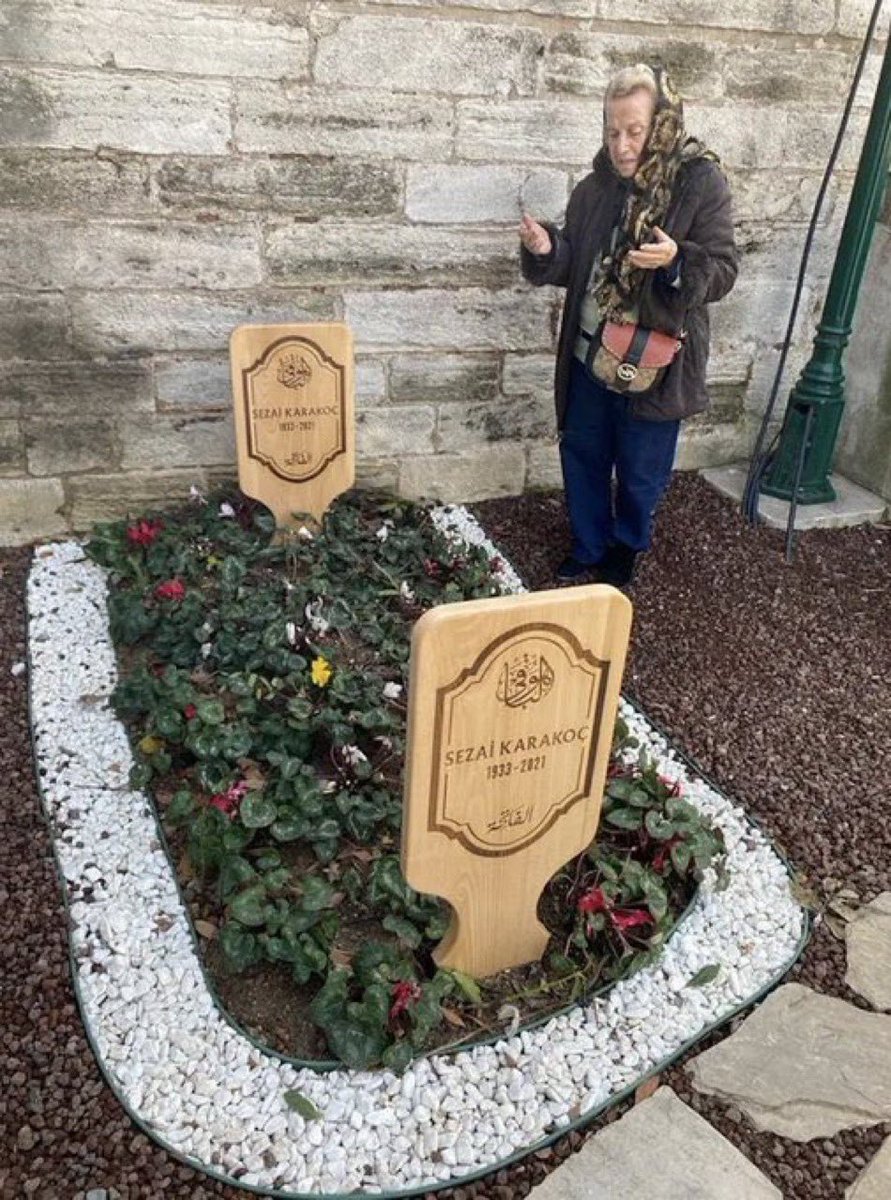 Seven sevdiğini söylesin…. Şair Sezai Karakoç'un adına Mona Roza şiirini yazdığı, Cemal Süreya'nın uğruna soyadından bir harf eksilttiği 94 yaşındaki Muazzez Akkaya, Karakoç'un Şehzadebaşı Camii'nin haziresinde bulunan mezarını ziyaret edip, Fatiha okudu. Muazzez Akkaya daha…