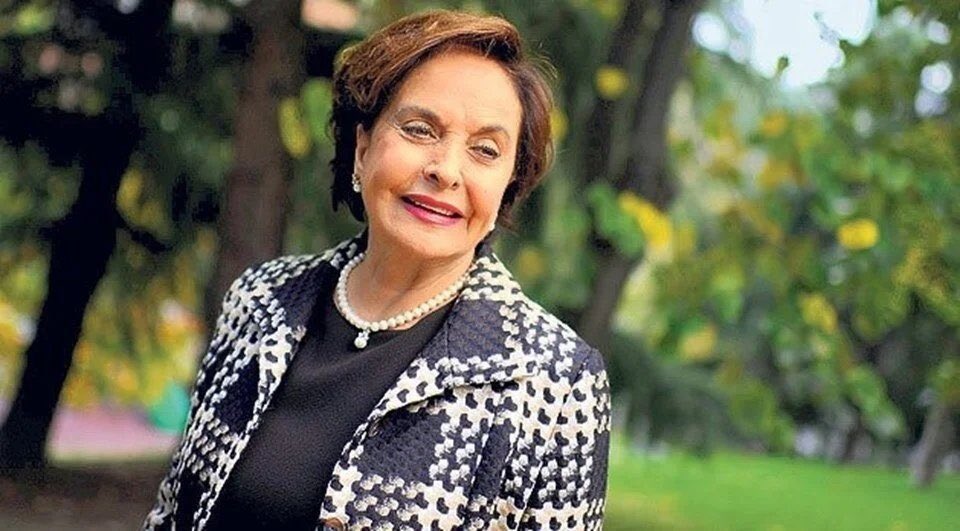 Tiyatro ve sinema sanatçımız Ayten Gökçer'e Allah'tan rahmet, ailesine ve sevenlerine başsağlığı diliyorum.