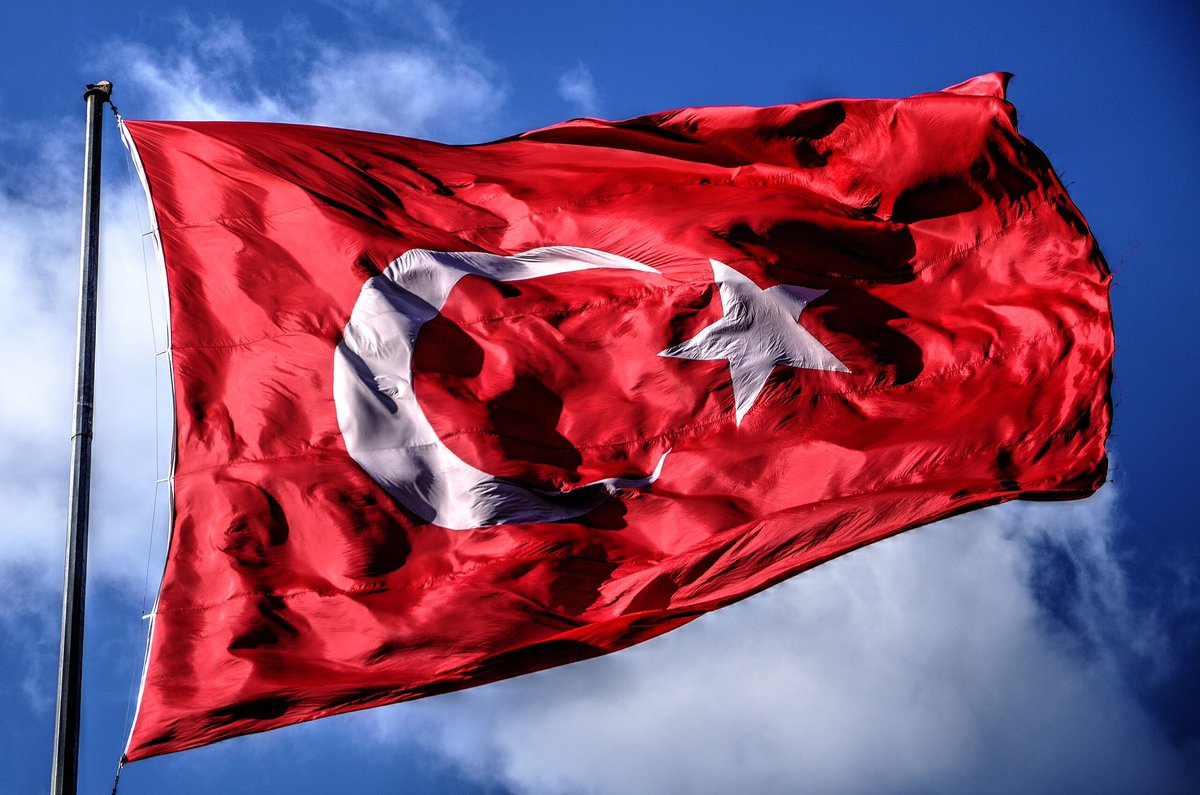 Bilmeyenler için, Anayasa 3. Madde: 

'Türkiye Devleti, ülkesi ve milletiyle bölünmez bir bütündür. Dili Türkçedir. Bayrağı, şekli kanununda belirtilen, beyaz ay yıldızlı al bayraktır. Millî marşı İstiklal Marşı'dır. Başkenti Ankara'dır.'