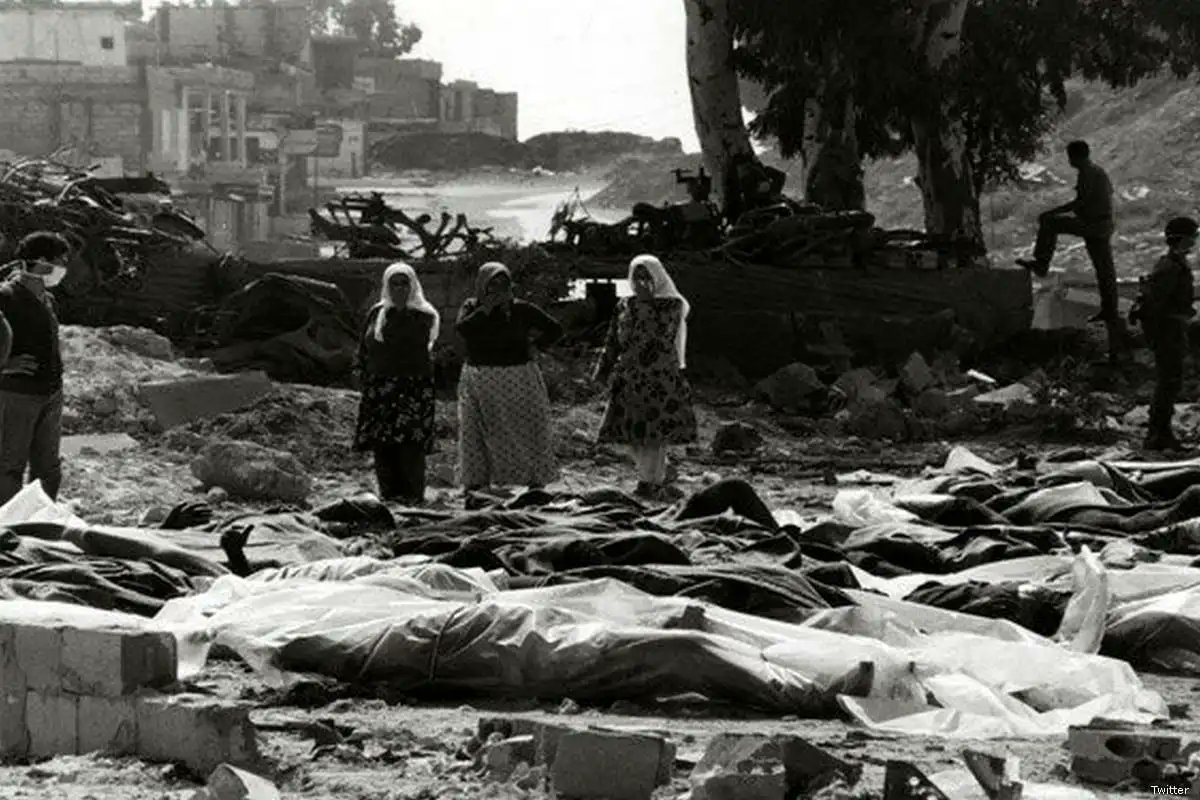 Hace 76 años, los invasores sionistas europeos a través de grupos terroristas como el Irgún y el Lehi (con dos futuros PM al mando) masacraron de las maneras más monstruosas a más de 100 palestinos en la aldea de Deir Yassin, arrasada posteriormente. Nakba
