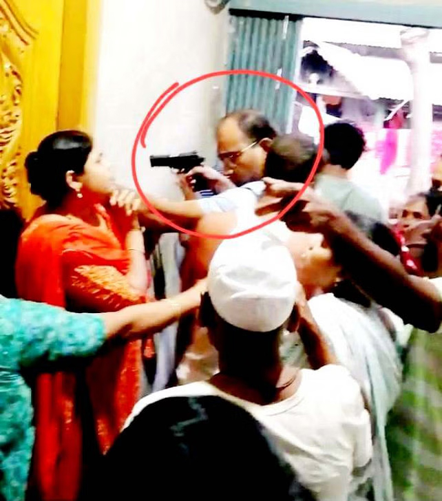 আসামিকে না পেয়ে স্ত্রীর মাথায় পিস্তল ধরে, ‘শিশুকে আঘাত’ করে ডিবি