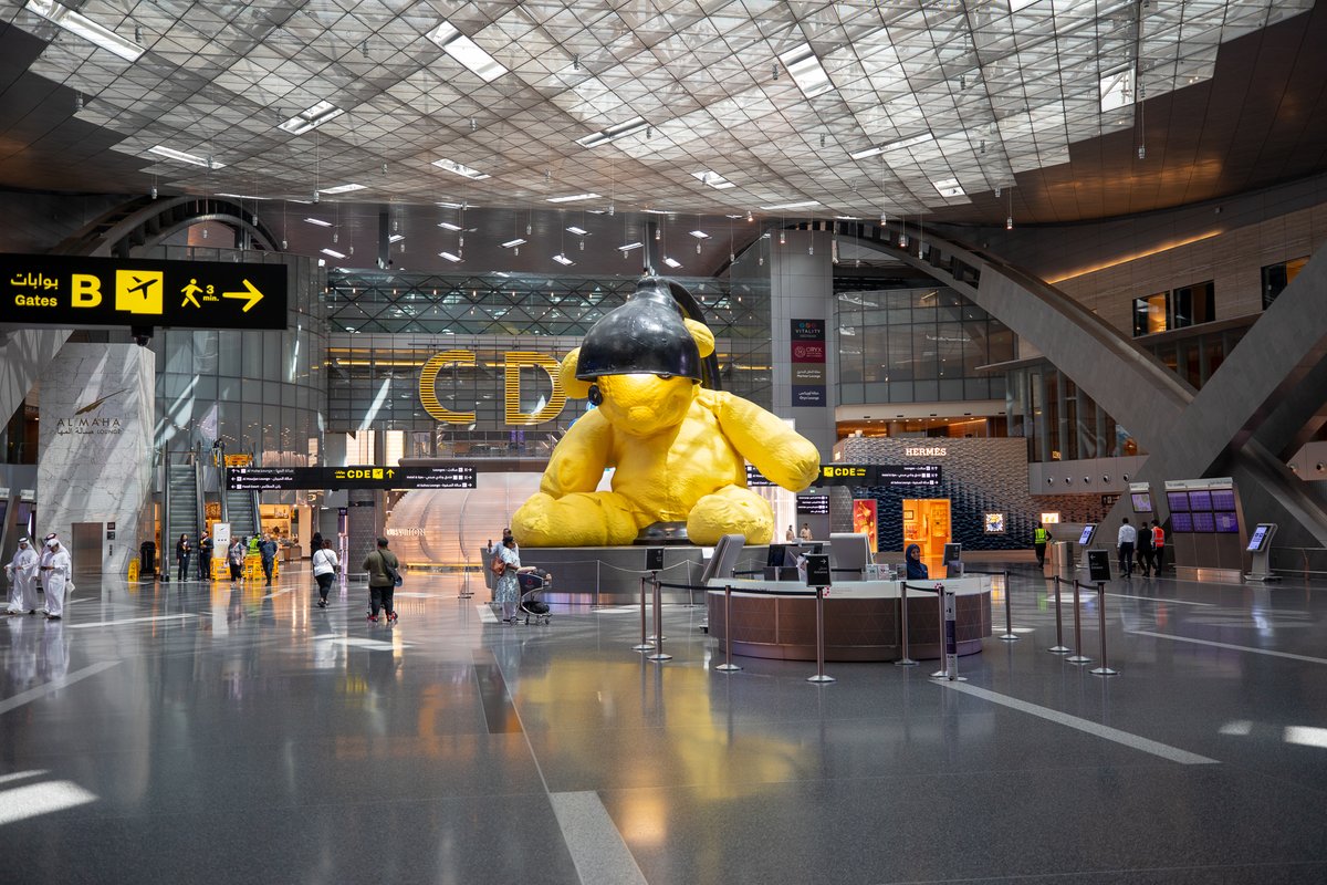 Let's share some fun facts about the Lamp Bear @HIAQatar, The World's Best Airport: - World-famous sculpture created by Urs Fischer - Made out of cast bronze - Weighs approximately 18-20 tons - It's 23 feet tall #QatarAirways #GoingPlacesTogether