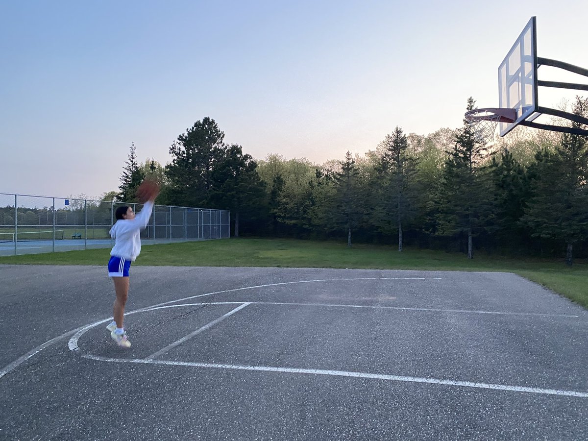 Class of 2028. 

Relaxing, while getting a few shots up. 

@mikemillsnc   @MNStarsDeSart8  @DyamiStarks  #driven   #GodIsGood  #BeFreshAir