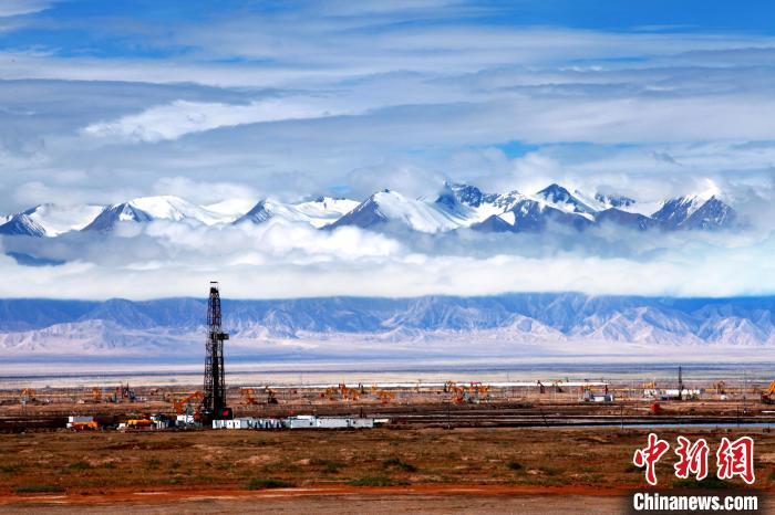 NW #China's Qinghai Oilfield, boasting #oil and #gas production at the world's highest altitude, has seen its #NaturalGas output top 2.2 billion m3 this year as of Monday. For 13 consecutive years, the #oilfield has maintained a natural gas annual production of over 6 billion m3.