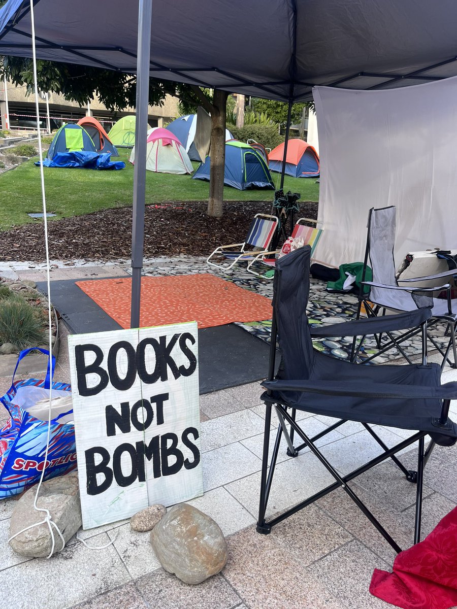 Urgent call-out! Come to the Deakin Burwood campus Weds 6.30pm to support the Palestine student encampment. University management has threatened to shut down the camp and issued letters of allegation against students. Show your solidarity in the fight to free Palestine 🇵🇸🖤✊🏽
