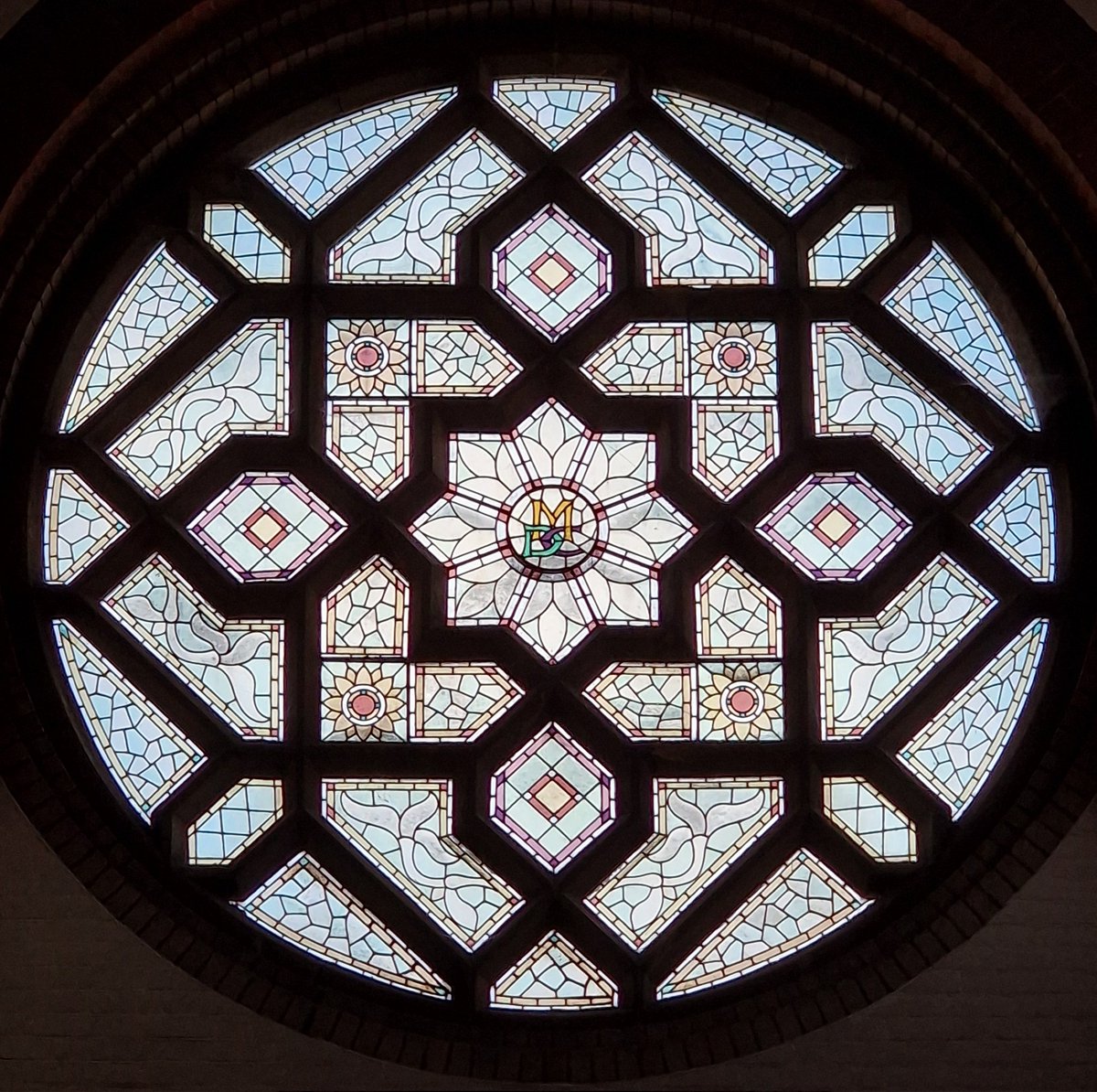 For #TraceryTuesday, a secular rose from the #Victorian Hall in @DorsetMuseum, in Dorchester, #Dorset, part of the building by G R Crickmay, 1881-3. Does anyone know who did the glazing, and when?