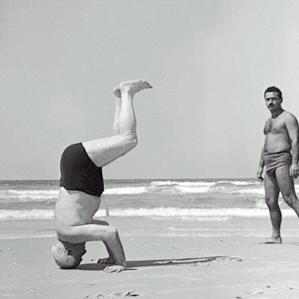 Israels Premierminister David Ben-Gurion beim Kopfstand am Strand von Tel Aviv, 1957.