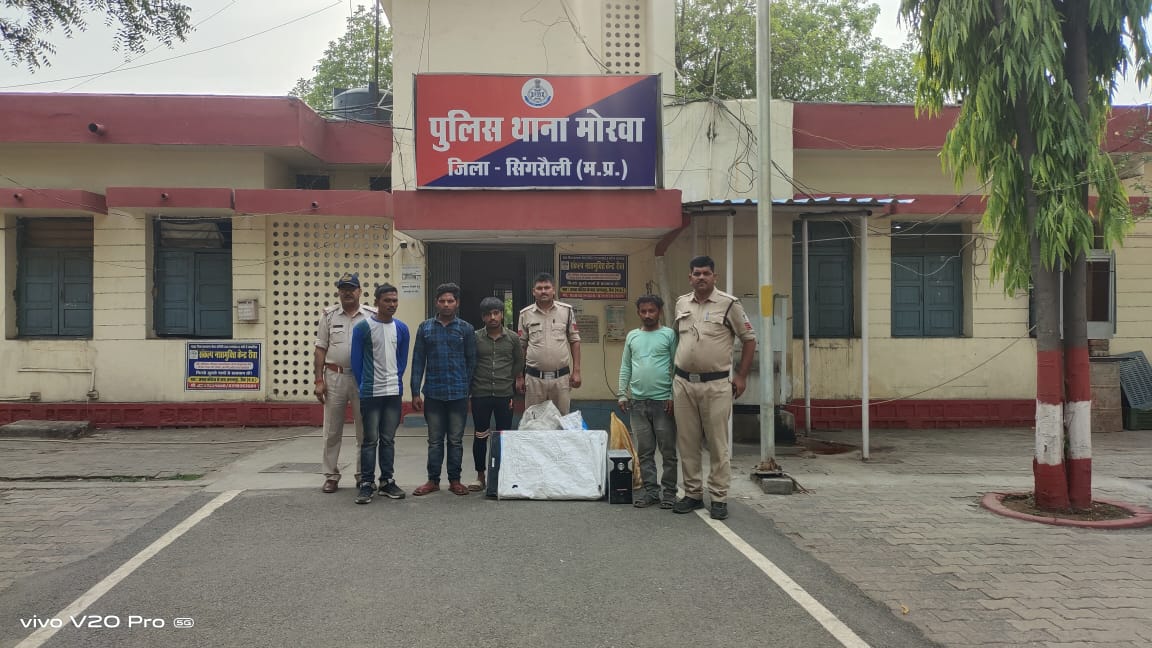 singrauli_sp's tweet photo. #_थाना_मोरवा #_सिंगरौली_पुलिस
शासकीय स्कूल में चोरी करने वाले आरोपी सामान सहित गिरफ्तार
@mohdept @MPPoliceDeptt @DGP_MP @IG_Rewa @CollectorSGL https://t.co/0fiDcXiU9A